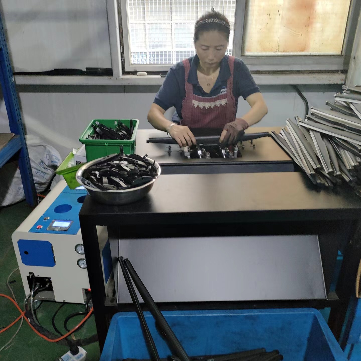 机箱外壳厂还在为人工取钉效率低而烦恼？飞效带过程监控拉钉机自动供料送料，效率提升50%！